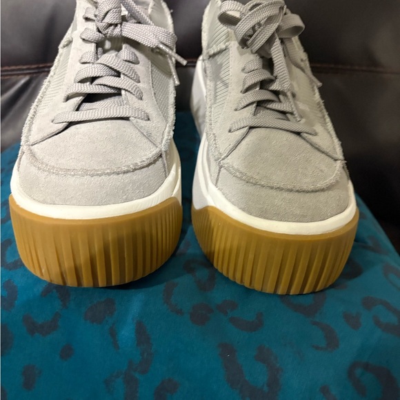 UGG Gray Platform Sneakers with White and Tan Sole - Picture 4 of 4